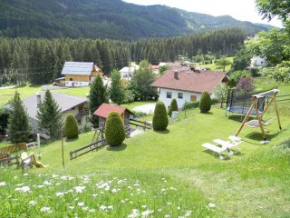 Spielplatz hinter dem Haus